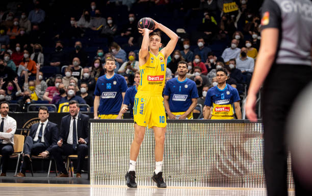 在接受赛后 在接受赛后